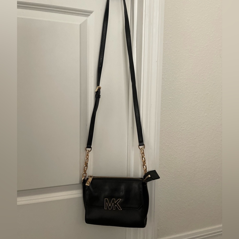EUC MICHAEL KORS CLASSY BLACK & GOLD LEATHER CROSSBODY EVERY DAY SHOULDER BAG​ - Picture 4 of 5